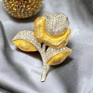 Vintage Unsigned Weiss Brushed Gold & Silver Tone Rhinestone Flower Brooch